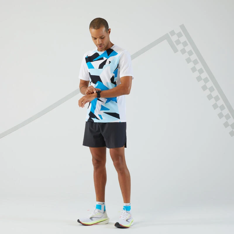 T-shirt De Running Respirant Homme - KIPRUN 900 Light Bleu Et Blanc 8 T-shirt De Running Respirant Homme - KIPRUN 900 Light Bleu Et Blanc – Image 6