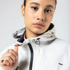 Kalenji VESTE RAIN RUN 500 FEMME BEIGE -Magasin De Sport veste rain run 500 femme beige 2